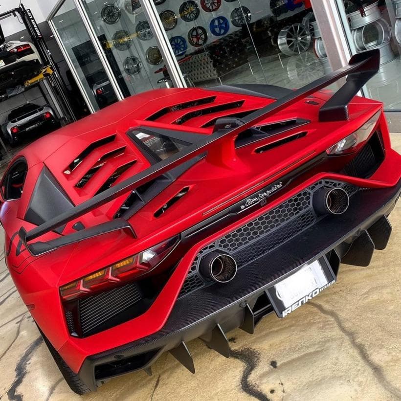 En las entrañas de esta bestia habita un motor V12 de 6.5 litros que produce unos impresionantes 759 caballos de fuerza y 531 lb-pie de torque. Lo que se traduce en una aceleración descomunal de 0 a 62 mph (100 km/h) de tan solo 2.8 segundos y una velocidad máxima de 217 mph (349 km/h).