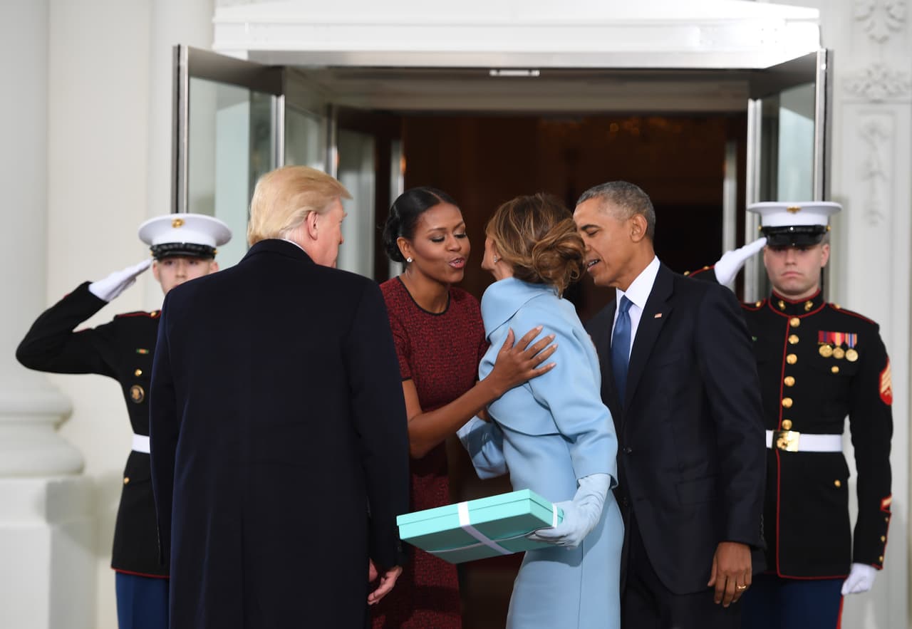 Los Obama saludaron calurosamente a la nueva primera dama, pero luego Michelle pareció especialmente incómoda al recibir el regalo al punto que no supo muy bien qué hacer con él una vez que tenía que salir en la foto oficial con sus manos libres.