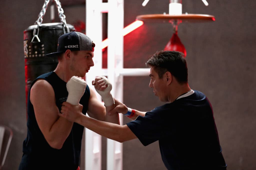 La posición de guardia es fundamental en el boxeo, así se lo enseña 'El Travieso' Arce (derecha) a Max Verstappen (izquierda).