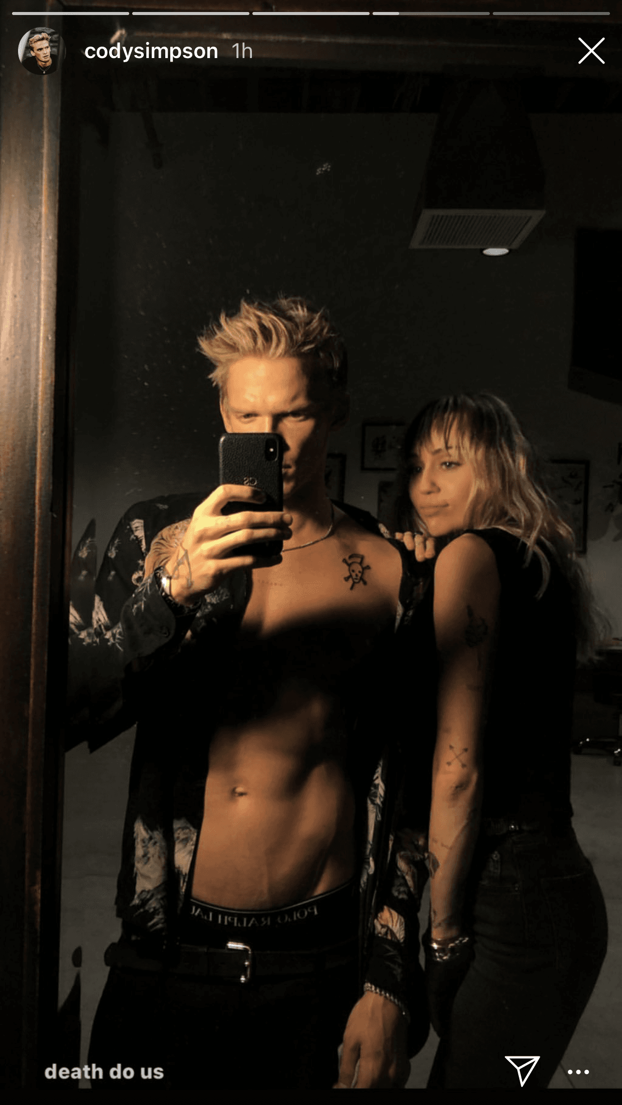 "Aunque originalmente se conocieron durante fases más salvajes, 
<b><a href="https://www.univision.com/famosos/miley-cyrus-se-defiende-de-quienes-la-senalan-por-besar-a-cody-simpson-mientras-el-revela-que-desayunaron-juntos-fotos" target="_blank">ambos están sobrios</a></b> ahora y están enfocados en la salud, el trabajo y pasar tiempo juntos".
<br>