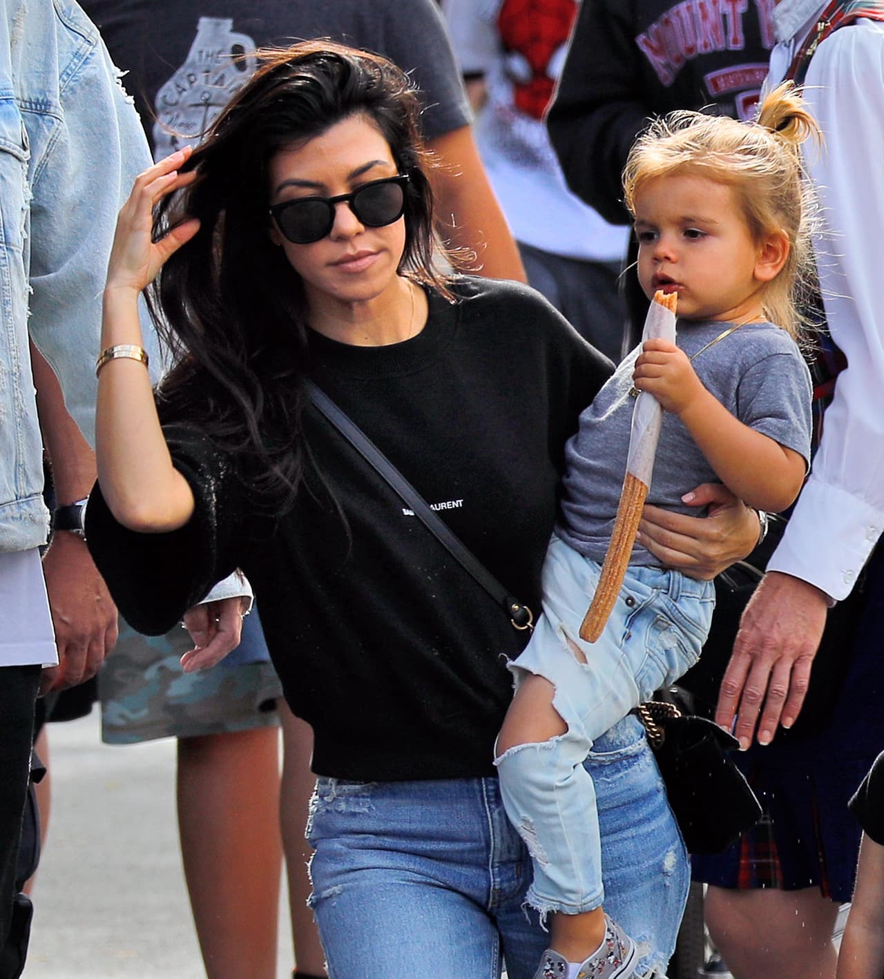 Kourtney, Scott y los chicos disfrutaron de juegos clásicos como 'It's A Small World', 'Thunder Mountain', 'Dumbo' y 'Mr Toad's Wild Adventure'.