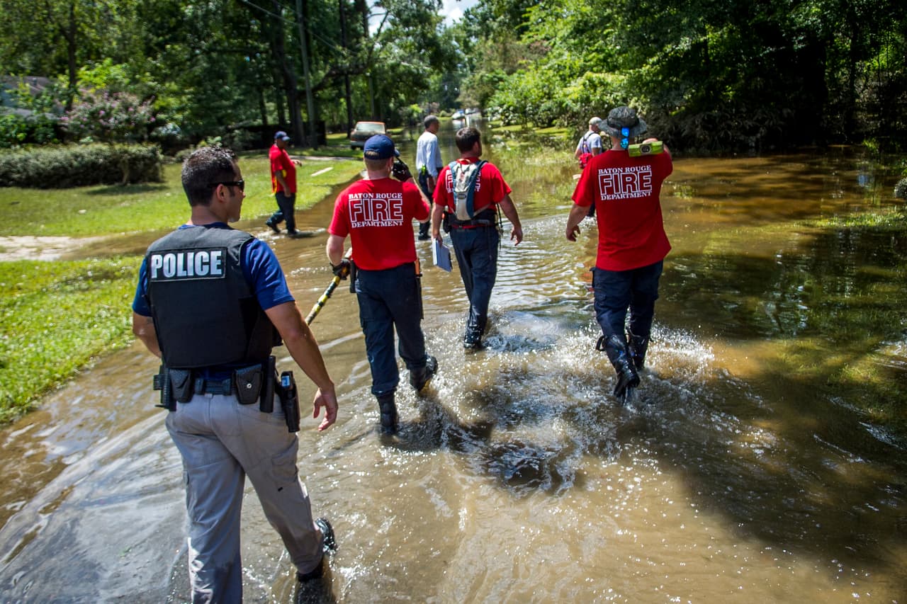En Baton Rouge las autoridades fueron el martes de puerta en puerta y de auto en auto en búsqueda de cadáveres.