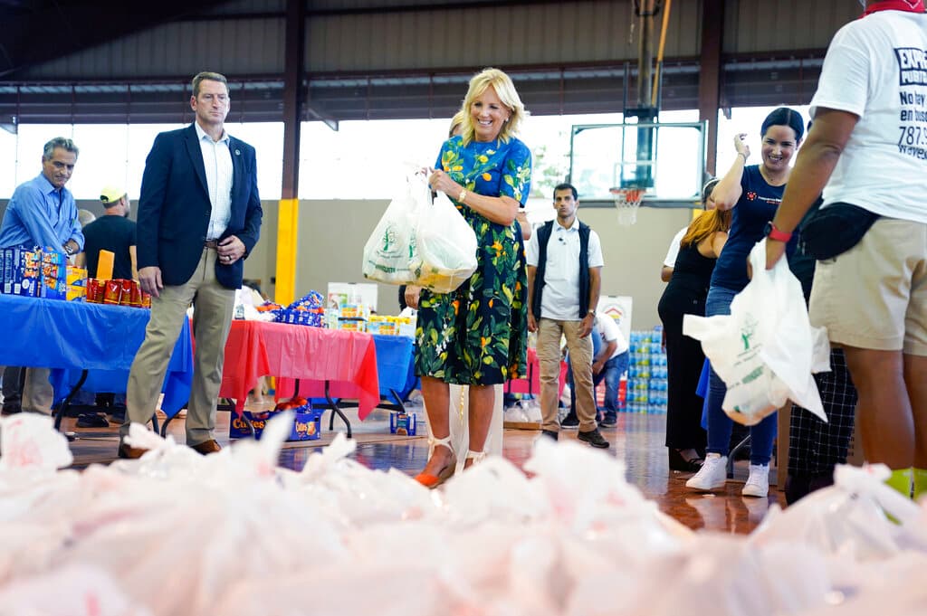 A la extrema izquierda, de camisa azul, el empresario
<b>Luis Alberto Ferré Rangel</b>, sobrino-nieto de la fundadora de los Centros Sor Isolina Ferré, llenando bolsas de comestibles para que damnificados las reciban. La primera dama de Estados Unidos, Jill Biden, también llenó varias por su cuenta.