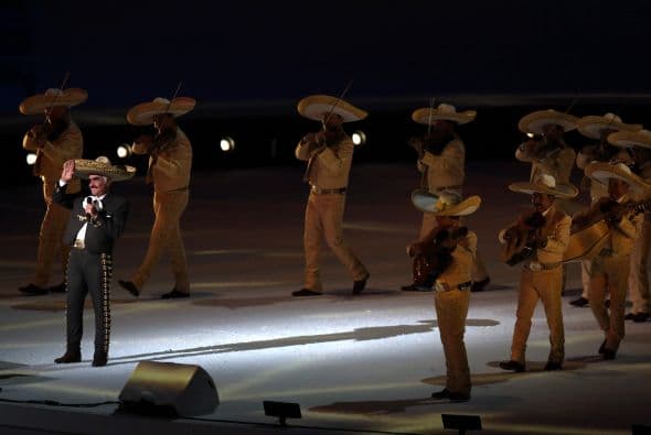Hoy en día, sus espectáculos ofrecen una gran producción, pero no todo fue tan bueno en el principio, ya que 'Don Chente' tuvo que tocar muchas puertas antes de encontrar una oportunidad que lo catapultara a la fama.