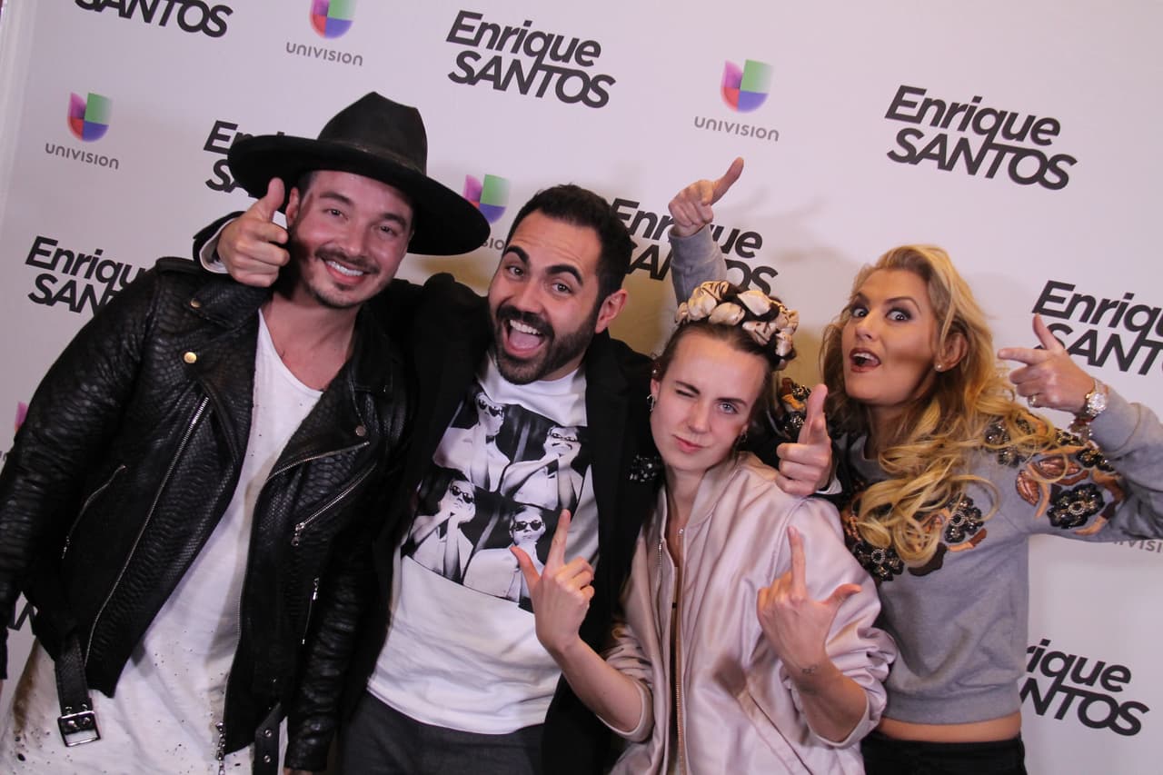 Enrique y Luisa con J Balvin.