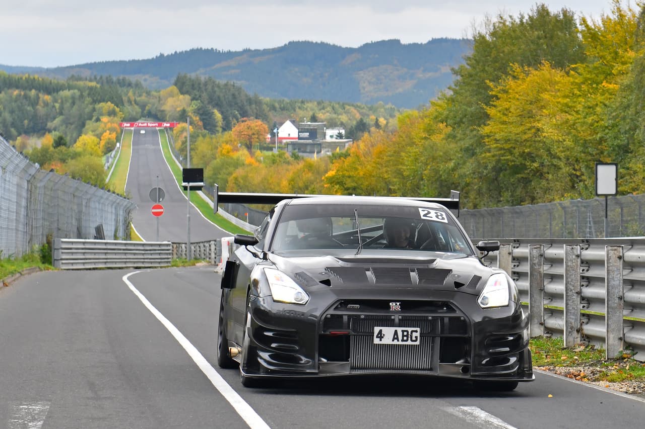 El LM1 RS GT-R planea intentar batir el record el próximo año. Por ahora siguen perfeccionando la maquina en diferentes pistas europeas.