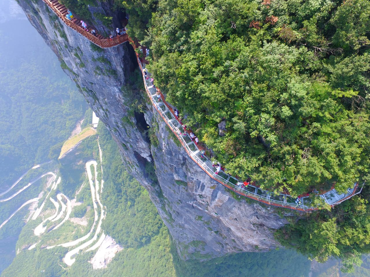 El Parque Nacional Zhangjiajie es una zona turística con un teleférico que lleva a los visitantes desde la estación de trenes hasta la cima de la montaña.