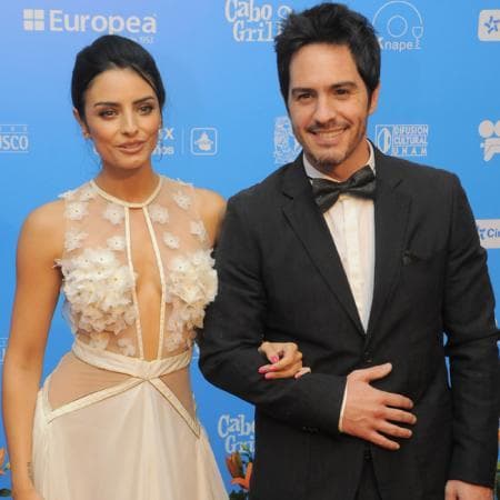 "La busqué y empezamos a salir. Comenzó una amistad y de ahí surgió el noviazgo. Después de un mes, mes y medio, me le declaré. Muy mal por cierto, Íbamos en el coche y le dije: 'Ya llevamos como mes y medio, ya, ¿no?, ¿quieres ser mi novia?' Y ella me contestó: '¡Ah, n'ombre, qué romántico!", confesó el actor en una entrevista a la página Clase.in.