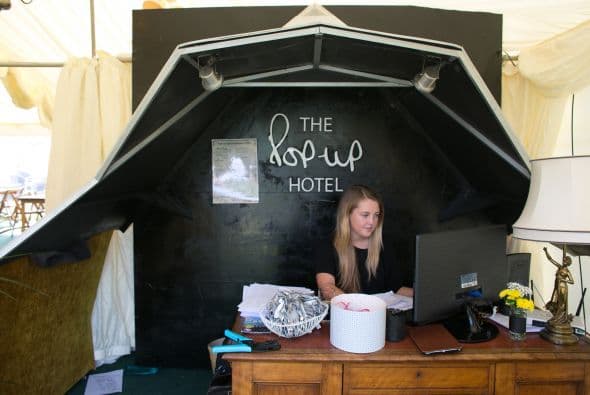 Pop-Up Hotel es la nueva versión de casas de campaña de lujo a un costado de Glastonbury para pasar una estancia de lujo.