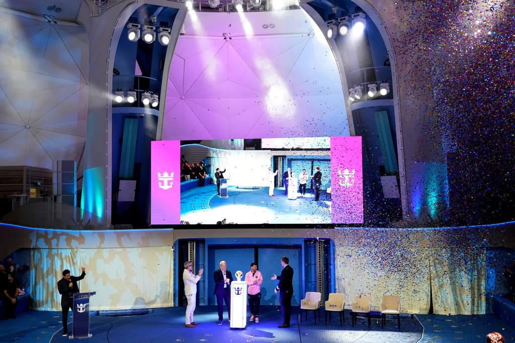 El jugador de fútbol del Inter Miami Lionel Messi, segundo desde la derecha, y otros están en el escenario mientras cae confeti durante una ceremonia de nombramiento del nuevo crucero de Royal Caribbean International, Icon of the Seas.