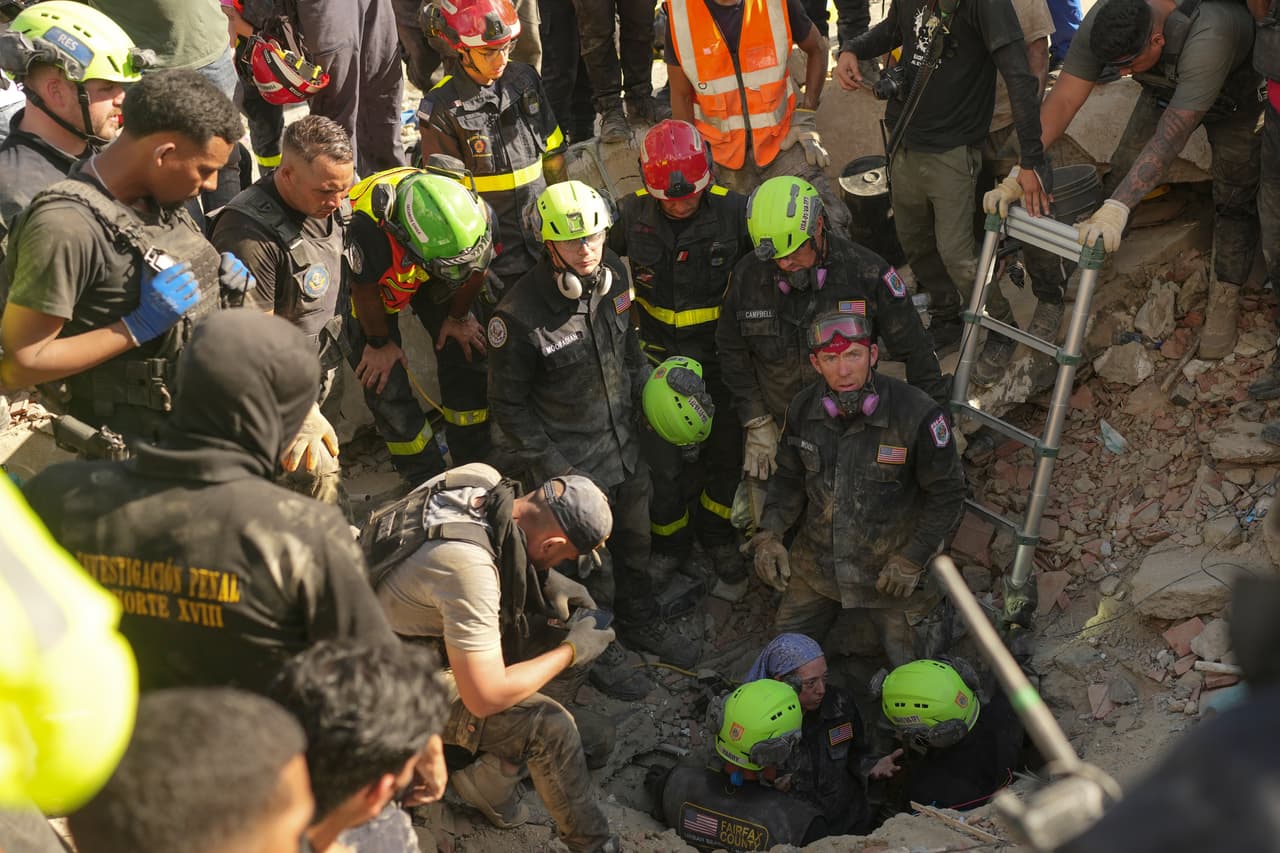 Elementos de rescate estadounidenses hacen sus labores en La Guaita.