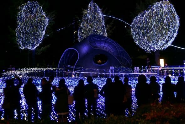 La inauguración de la iluminación duro más de tres minutos, en los que la gente estaba asombrada con el espectáculo.