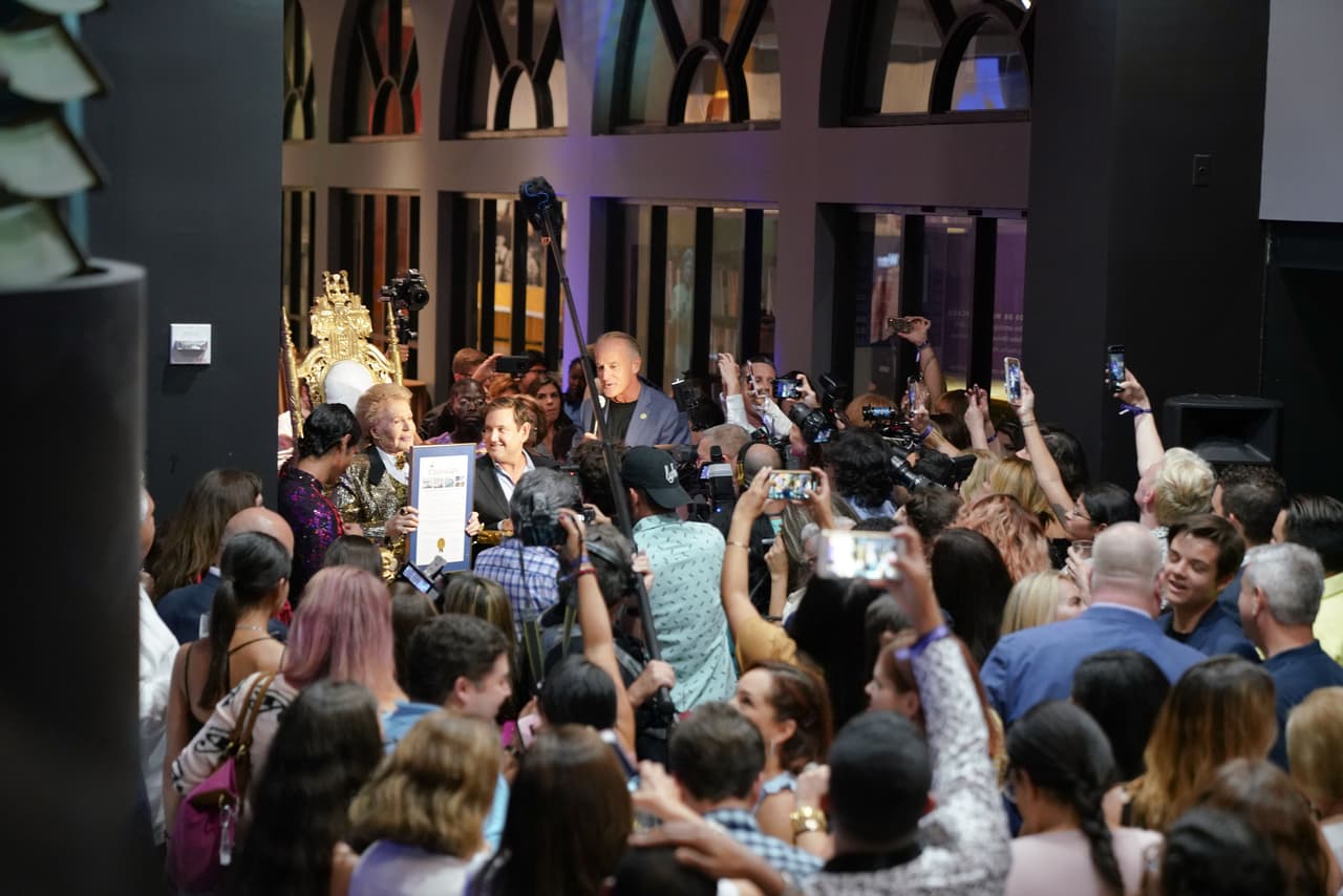 La exhibición incluyó piezas usadas por Walter Mercado, durante sus primeros años en la televisión de Puerto Rico.