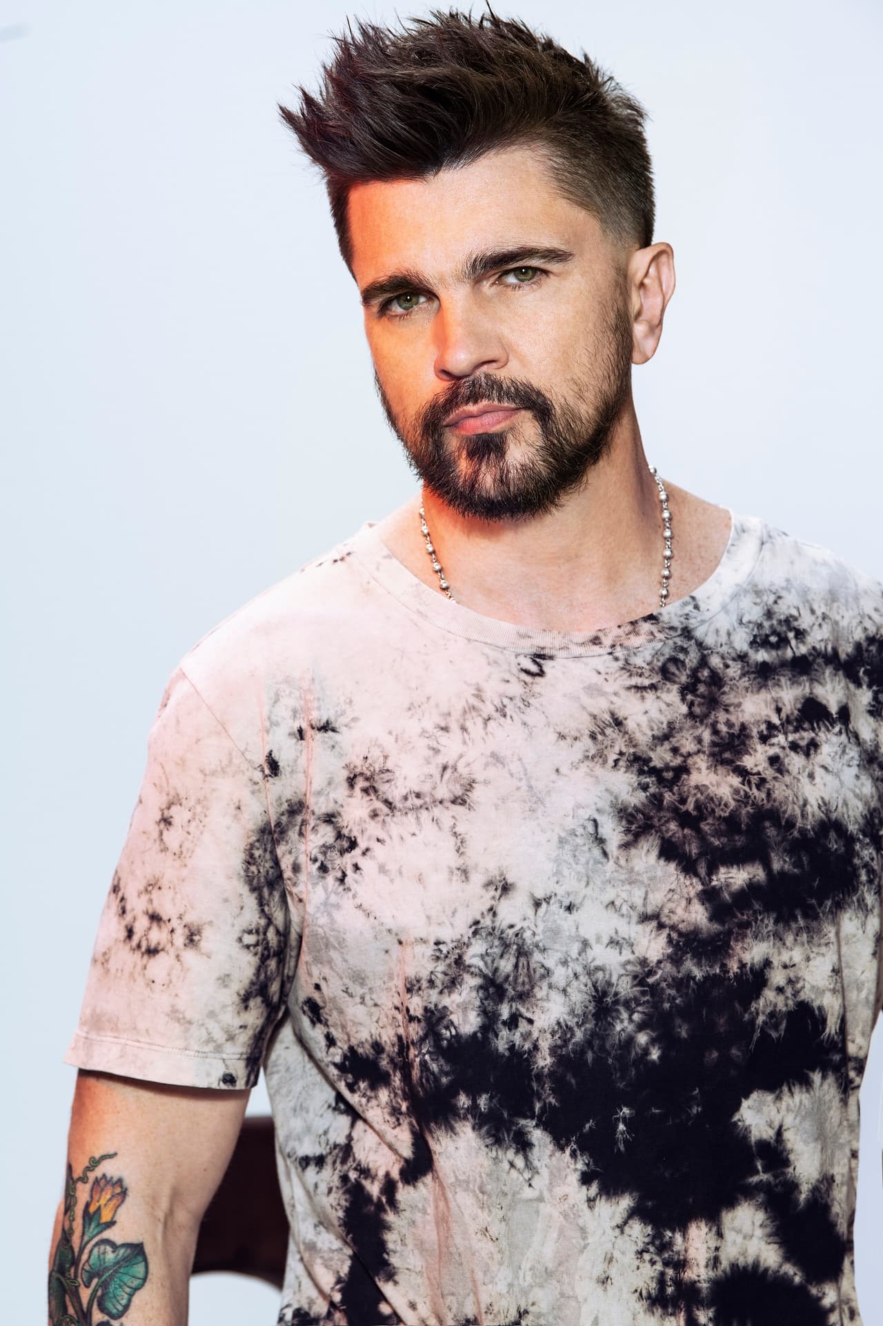 El colombiano Juanes regresa a Premio Lo Nuestro para presentar su nuevo tema 'La plata' por primera vez en una televisión en español.