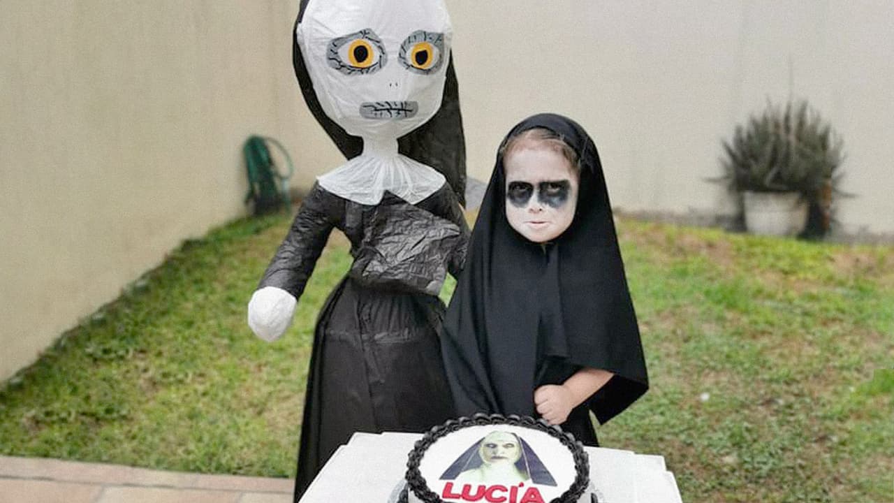 Una niña hace una fiesta temática vestida de 'monja poseída' y provoca una avalancha de reacciones