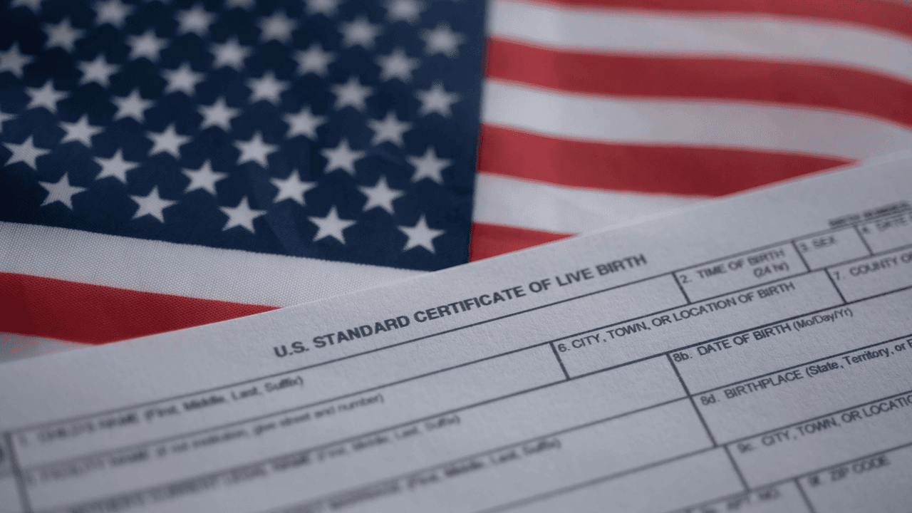 Autoridades federales recientemente han enviado un mensaje para advertir a 
<b>las personas que llegan con la intención de tener hijos en Estados Unidos a que no lo hagan.</b>
<br>
<br>Específicamente a quienes tienen una visa de turista.
<br>
<br>A esta práctica se le conoce como “turismo de nacimiento” o “de maternidad”. 
<b>La intención es que los bebés consigan la ciudadanía estadounidense</b>, donde con el simple hecho de nacer ahí les da ese estatus.
<br>
<br>Las visas de turismo de Estados Unidos normalmente vienen combinadas bajo las categorías B1 (negocios) y B2 (turismo). En algunos casos, las personas que viven cerca de la frontera pueden conseguir una Border Crossing Card, que es una combinación de ambas visas en una tarjeta (antes se le conocía como una visa láser).