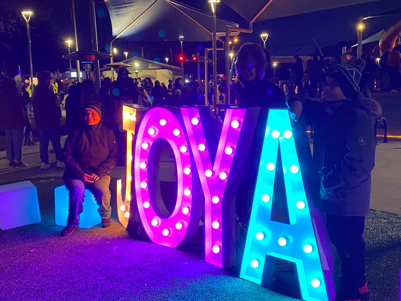 Es el primer parque infantil que cobrará vida en la noche, ya que sus 
<b>miles de luces LED</b> dan un espectáculo único en la ciudad. El 
<b>parque está abierto de 6:00 a.m. a 10:00 p.m.</b> y también ofrecerá actividades para toda la familia, así como eventos artísticos y culturales.