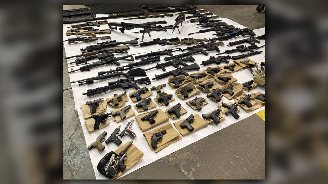 Cateo en vivienda de acusado de homicidio revela que tenía 65 pistolas y rifles de asalto