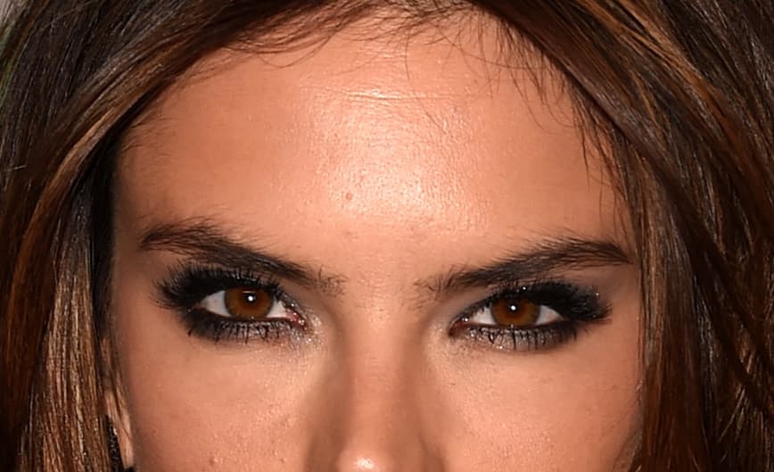 Ella es de brasil, además es una de las modelos más reconocidas a nivel internacional. Seguramente ya sabes quién es, pues sus ojos son inconfundibles.