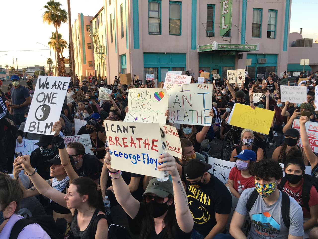 "No puedo respirar": George Floyd, se lee en uno de los carteles de los manifestantes.