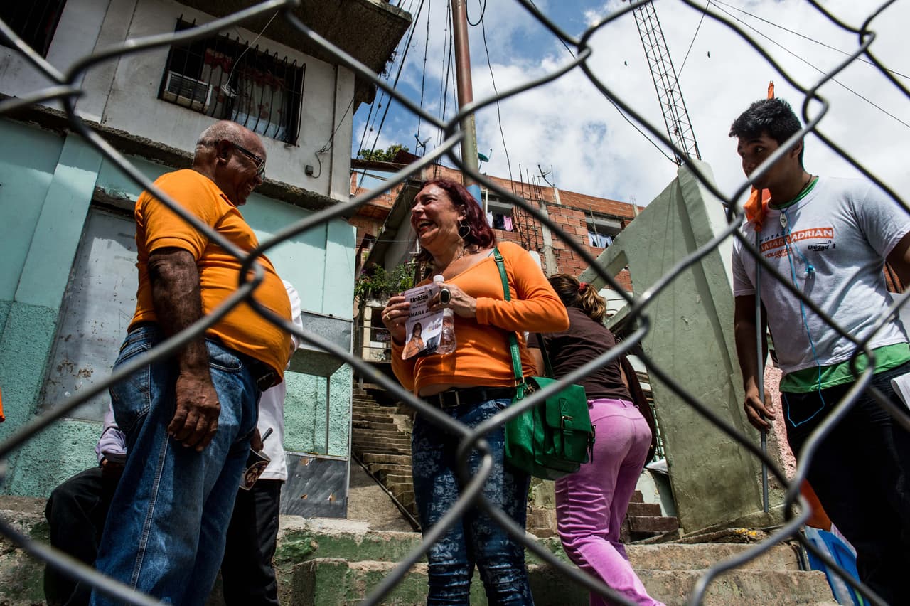 Tamara Adrián durante su campaña, en un barrio popular de Caracas.