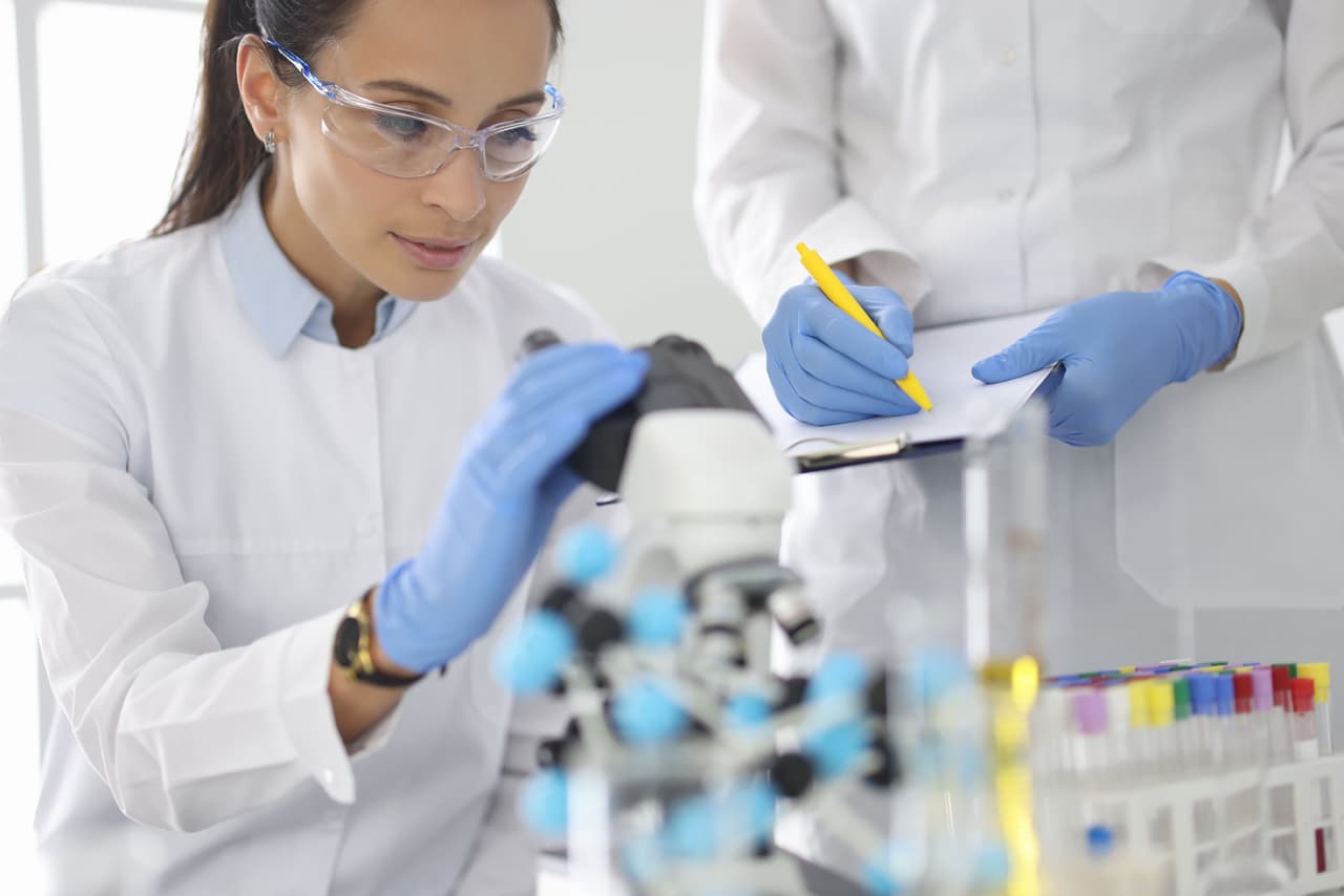<b>Puesto 22. Biólogos moleculares</b>
<br>
<br>
<b>A qué se dedican:</b> Estudian, investigan y realizan experimentos de laboratorio para comprender la función y el comportamiento de las células.
<br>
<br>
<b>Principales industrias donde han sido contratados:</b> biotecnología, investigación y salud.
<br>
<br>
<b>Principales lugares donde han sido contratados:</b> Boston, Nueva York y Chicago.
<br>
<br>
<b>Salario anual:</b> entre 74,900 y 115,000 dólares. 
<br>
<br>
<b>Distribución de género:</b> 47.3% mujeres y 52.7% hombres.
<br>
<br>
<b>Experiencia previa promedio:</b> 5 años.
<br>
<br>
<b>Disponibilidad para el trabajo remoto:</b> 26.4%.