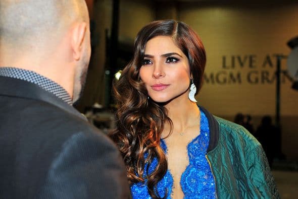 ¡Cuidado con mostrar demás! Nos colamos detrás de cámaras y pudimos captar una que otra piernita y uno que otro escote. ¡Taco de ojo caballeros!