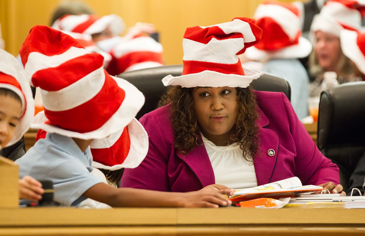 De acuerdo con las investigaciones referidas por las escuelas públicas de Ashburn, Virginia, los libros de Dr. Seuss incluyen "
<b>caricaturas políticas antijaponesas y caricaturas que representan a los afroestadounidenses con un lenguaje ofensivo"</b>.