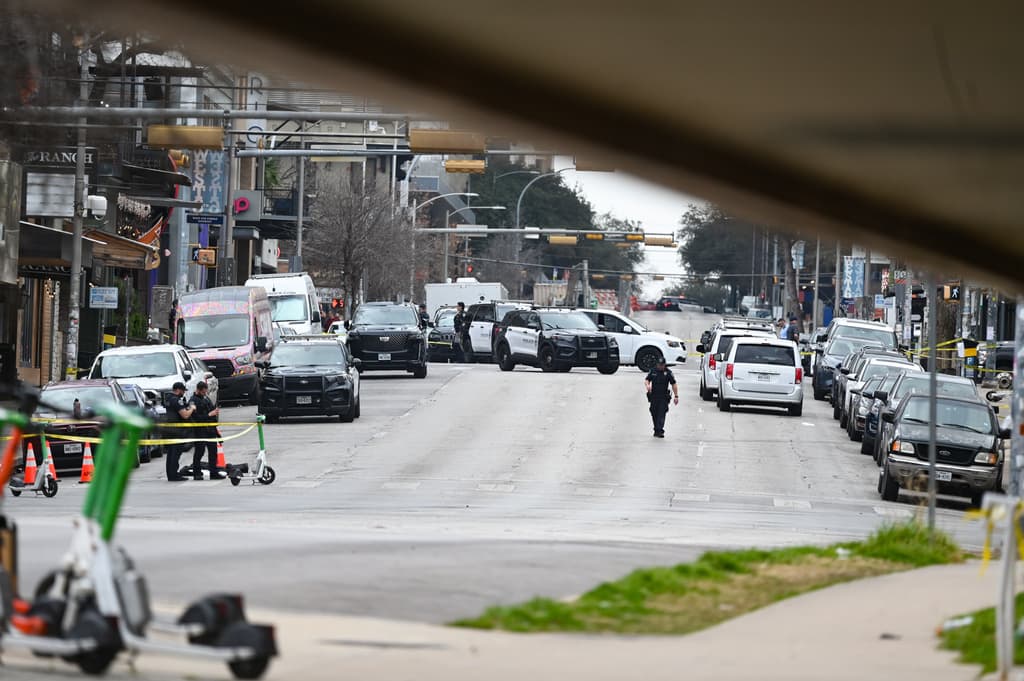Mientras las autoridades locales y federales peinaban la zona en busca de evidencias, 
<b>el gobernador de Texas, Greg Abbott, dijo que oraba junto a su esposa Cecilia por las familias de las víctimas</b>. "Este acto de violencia no nos definirá ni quebrantará la determinación de los texanos. Cualquiera que piense en usar 
<b><a href="https://www.univision.com/noticias/mundo/iran-ultimas-noticias-en-vivo-estados-unidos-e-israel-lanzan-ataque-masivo-contra-iran-que-pasa-hoy" target="_blank">el conflicto actual en Oriente Medio</a></b> para amenazar a los texanos o a nuestra infraestructura crítica, tenga esto claro: 
<b>Texas responderá con una fuerza decisiva y abrumadora</b> para proteger nuestro estado", declaró en un corto mensaje.