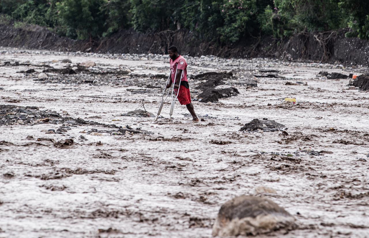 <b>Haití</b>
<br>
<br>Un hombre con muletas intenta cruzar una calle inundada tras el paso del huracán Melissa, en Petit-Goave, a unos 68 km (42 millas) al suroeste de Puerto Príncipe, el 31 de octubre de 2025. En Haití, la agencia de protección civil del país informó el 30 de octubre que el número de muertos por el huracán Melissa ascendía a 30, con 20 heridos y otros 20 desaparecidos.