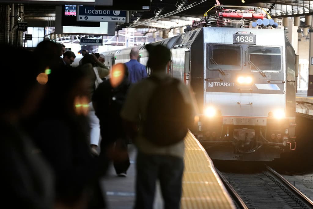 Los 
<a href="https://www.univision.com/local/nueva-york-wxtv/huelga-nj-transit-fin-acuerdo-ingenieros-ferroviarios-servicio-nueva-york">maquinistas de NJ Transit</a> retornaron al trabajo hoy tras un acuerdo que puso fin a una huelga de tres días que afectó a 100,000 pasajeros diarios en una de las redes de transporte público más importantes de la región metropolitana de Nueva York.