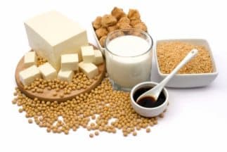 <b>Consumir vitamina K2.</b> De acuerdo con diversos estudios, este nutriente es el responsable de llevar el calcio a la estructura ósea y fortalecer los huesos. Cuando falta vitamina K el aporte de calcio tiende a generar calcificaciones.