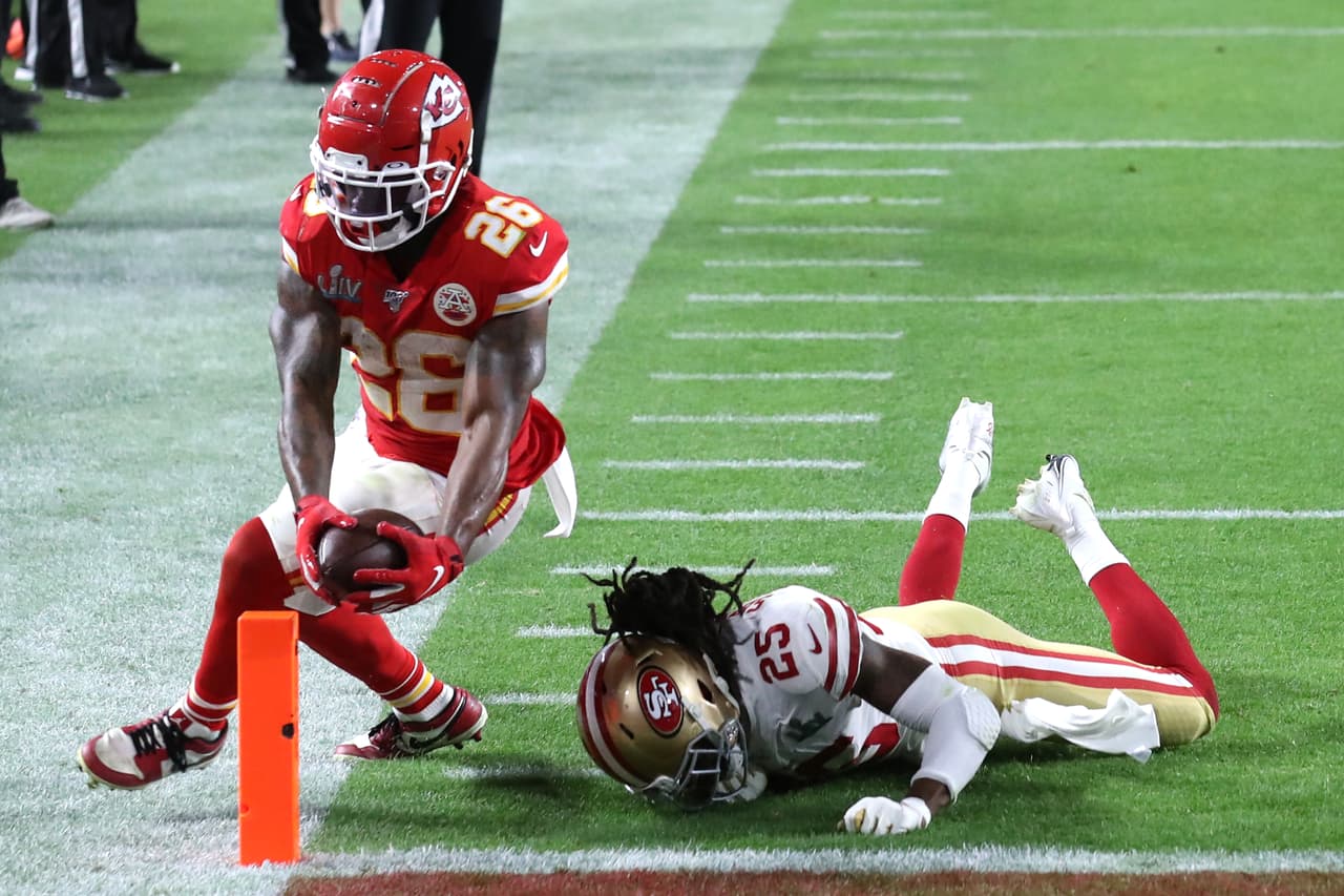 Damien Williams #26 de Kansas City Chiefs corrió para 5 yardas y puso, por primera vez en todo el partido, en ventaja a los Chiefs con el 24-20 en ese momento.
