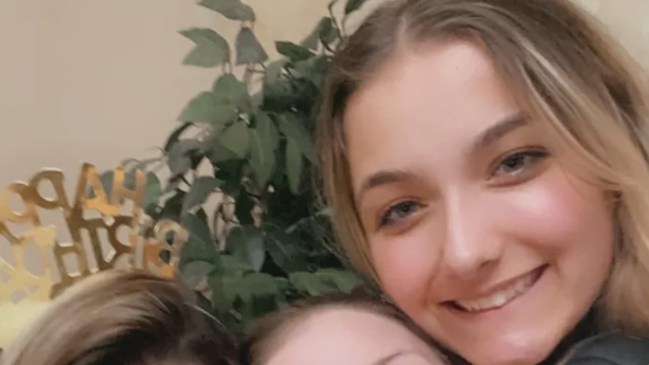 <b>El teléfono de Mia sale dos veces de Tinley Park. </b>
<br>De acuerdo con documentos de la Corte, Linda asegura que rastreó el teléfono de su hermana el día que debía acudir a la graduación. En lugar de dirigirse al centro de Chciago, el teléfono de su hermana
<b>sale dos veces de Tinley Park</b>. Primero hace
<b>un viaje a Warrenville</b>, donde permanece cerca de 15 minutos y regresa a Tinley Park. Luego hace otro viaje a
<b>Arlington Heights</b>, pero al poco tiempo regresa a su casa.
<br>