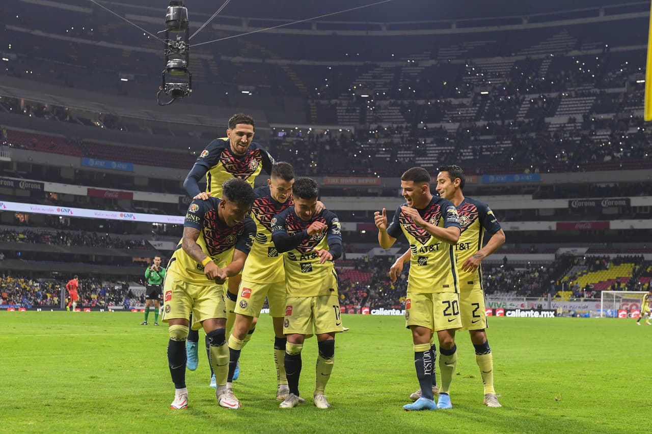 El exjugador de Chivas y Necaxa celebró con sus compañeros