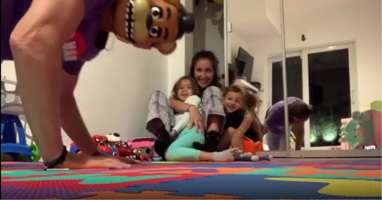 Hannah, quien regresó de la universidad en California debido a la crisis de salud, es cómplice de juegos de su papá. "Mis hijos me lo piden y yo les cumplo. Me convertí en el oso cariñoso salvaje y ellos felices", señaló Tacher junto a un video que publicó en Instagram donde aparece jugando con sus niños.