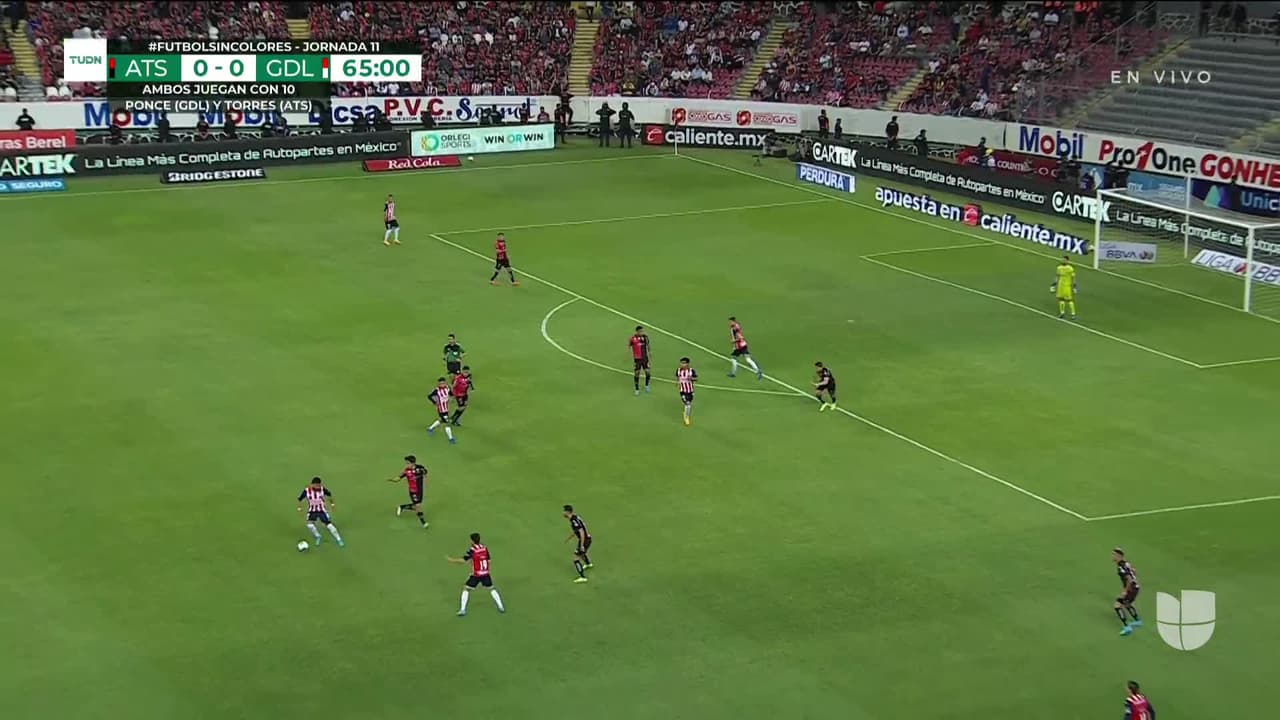 ¡GOOOL! Roberto Alvarado anota para Guadalajara.