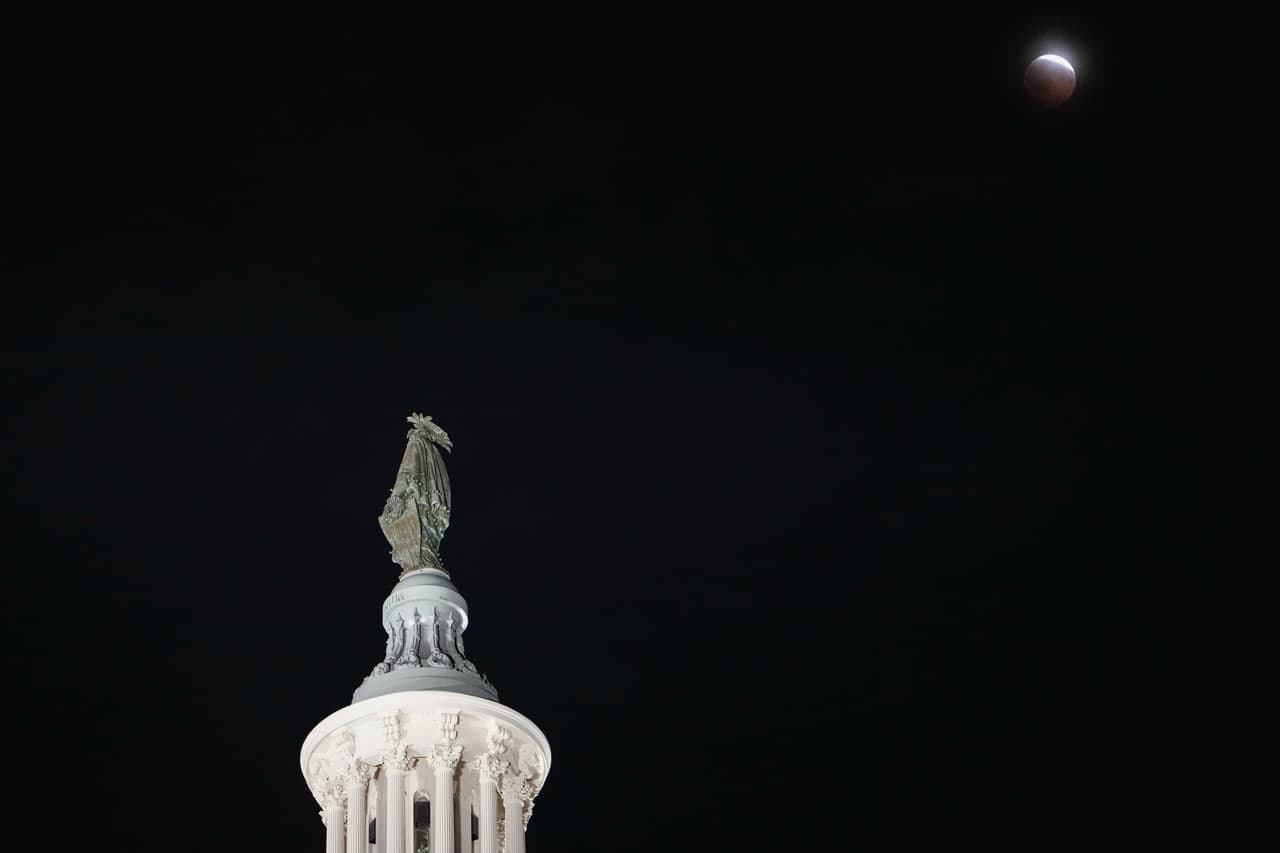 El comienzo del eclipse visto desde el Capitolio.