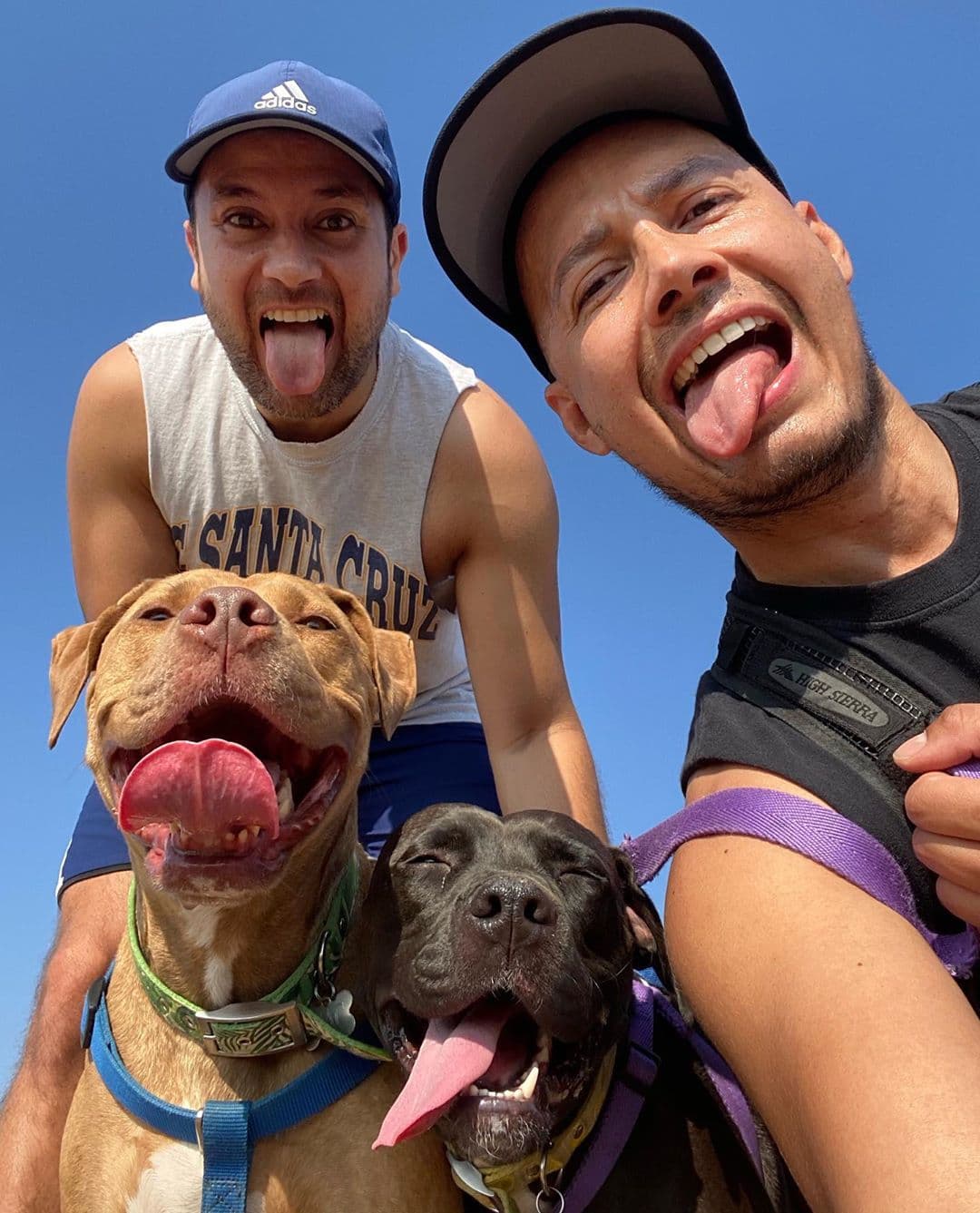 Y Luis Sandoval no desaprovecha la oportunidad de dar unas buenas caminatas al aire libre, muy bien acompañado.