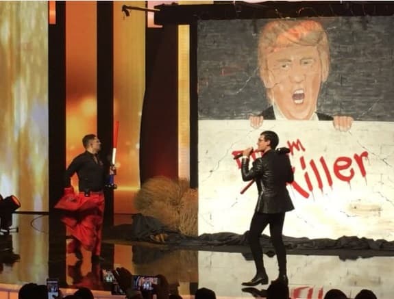 Ya en el espectáculo en Hollywood, Larry Hernández y Joss Favela realizaron un 'sketch' emn el que criticaron y satirizaron al presidente de Estados Unidos, Donald Trump.