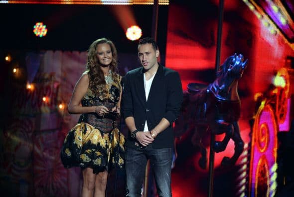 Nadine lució un vestido en tonos dorados y negros que resaltaron su hermosa cabellera castaño claro.