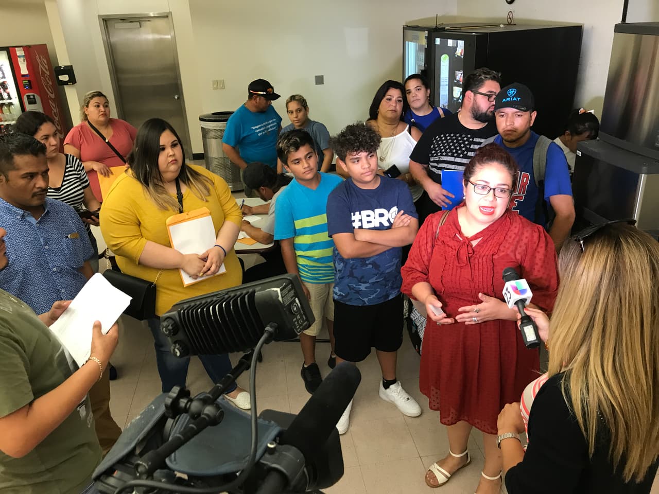 El viernes, residentes se dieron cita para presentar una queja ante la Fiscalía del condado de Tarrant.