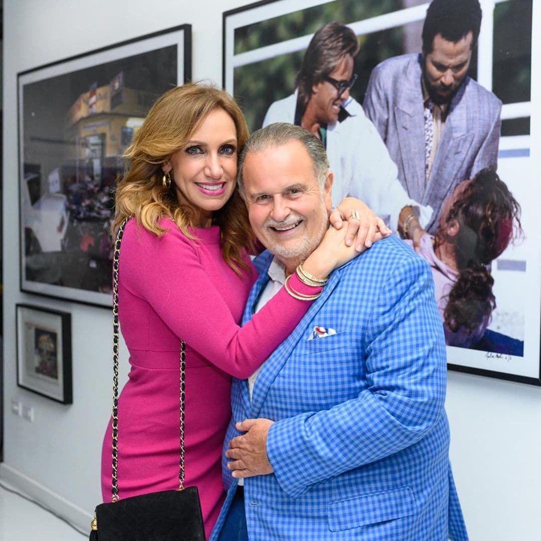 También ha compartido relevantes logros que han alcanzado sus compañeros y amigos de trabajo. Como la vez que asistió a la 
<b><a href="https://www.univision.com/shows/el-gordo-y-la-flaca/de-michael-jackson-a-la-invasion-de-panama-raul-de-molina-y-su-tesoro-de-cuando-era-un-reportero-tras-la-noticia-fotos">exposición fotográfica</a></b> de Raúl de Molina en el marco del Art Basel en Miami Beach.