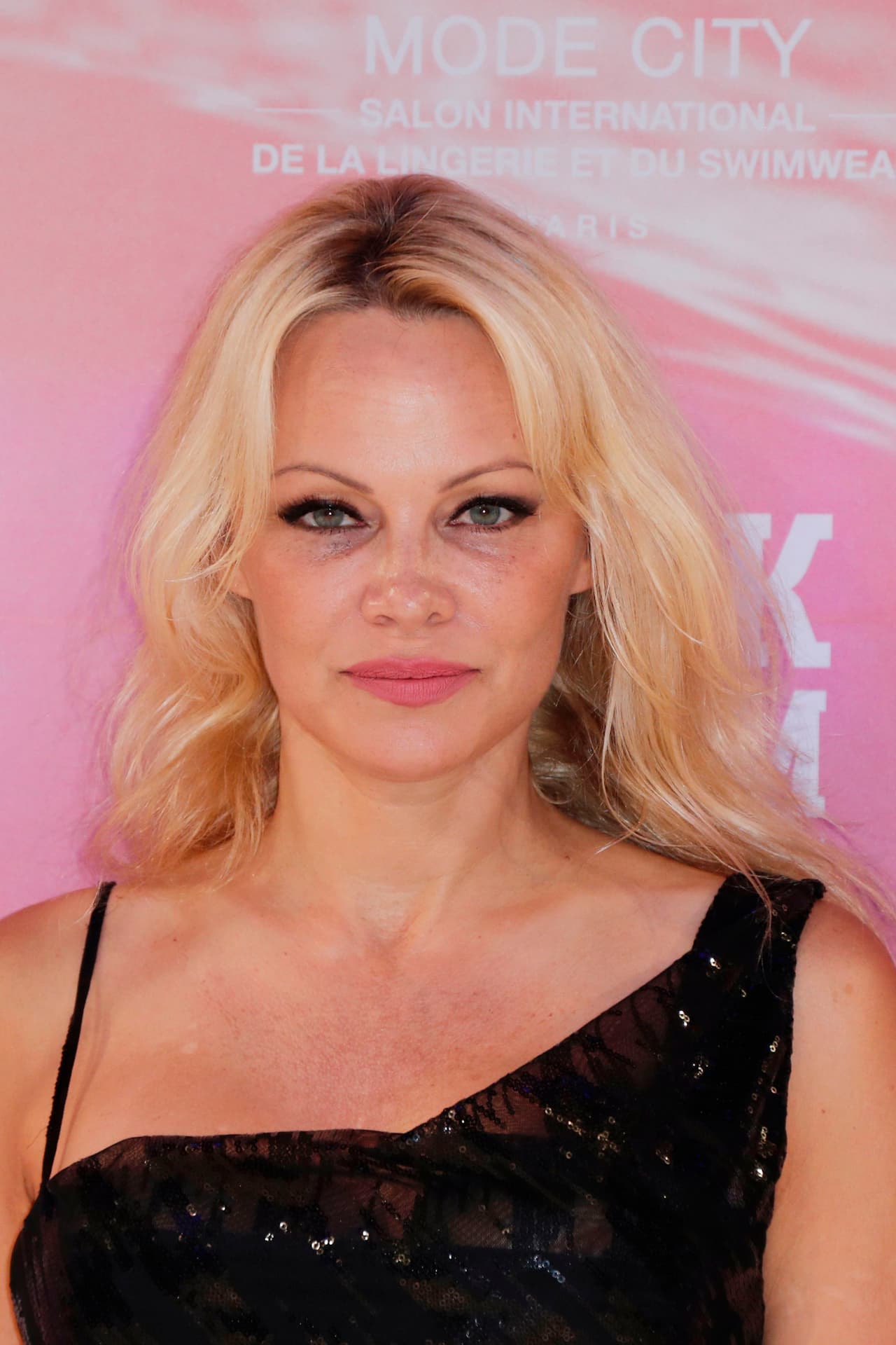 Finalmente señaló que, un día antes de la ceremonia, Dan le mandó un mensaje de texto a su madre que decía: "Me casaré mañana, mantén esto en secreto, no digas nada". Carey mencionó: "Ni siquiera parece una boda real. Todo parece tan controlado".