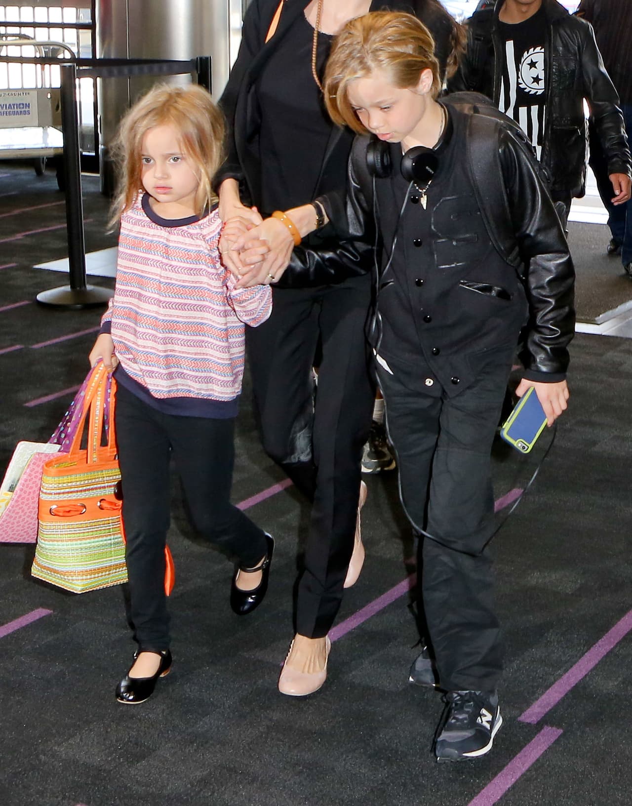 El famoso matrimonio arribó al aeropuerto de Los Ángeles en compañía de todos sus hijos, ¡son una linda familia!