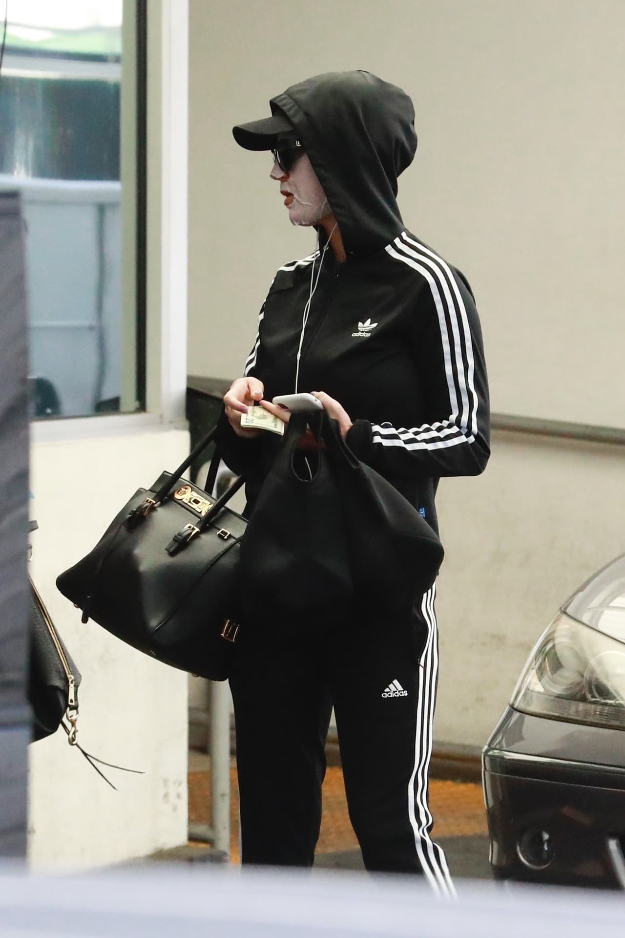 Sin mayor empacho, Katy se dejó fotografiar con esta particular imagen.