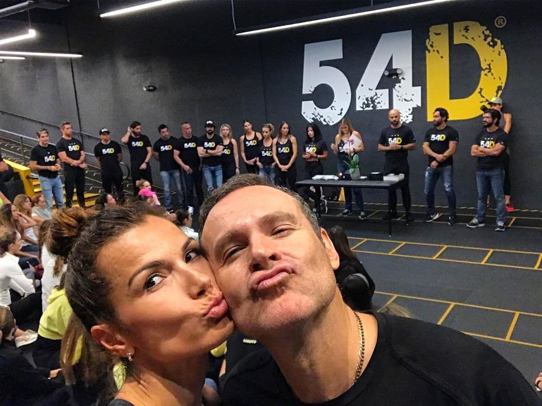 Otro de los acontecimientos importantes de fin de semana para la pareja fue el haberse graduado por tercera vez del programa de entrenamiento 54D.