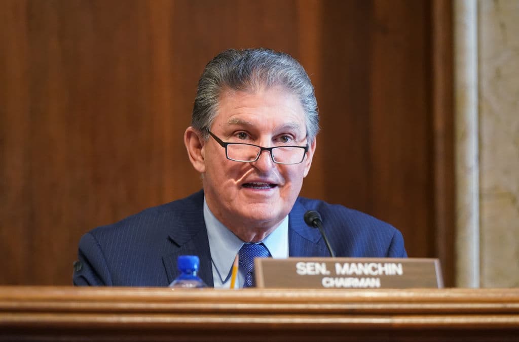 El 
<b>senador demócrata por Virginia Occidental, Joe Manchin</b>, es una figura clave para la agenda de Biden en un Senado que ahora tiene la misma cantidad de miembros de cada partido. A pesar de ser demócrata, Manchin se ha alineado muchas veces con los republicanos, sobre todo en temas como el aborto, el control de armas o las regulaciones climáticas, entre otros. Durante el gobierno de Trump, Manchin 
<a href="https://projects.fivethirtyeight.com/congress-trump-score/joe-manchin-iii/" target="_blank">votó con los republicanos la mitad de las veces</a>, según el medio especializado 'FiveThirtyEight'.