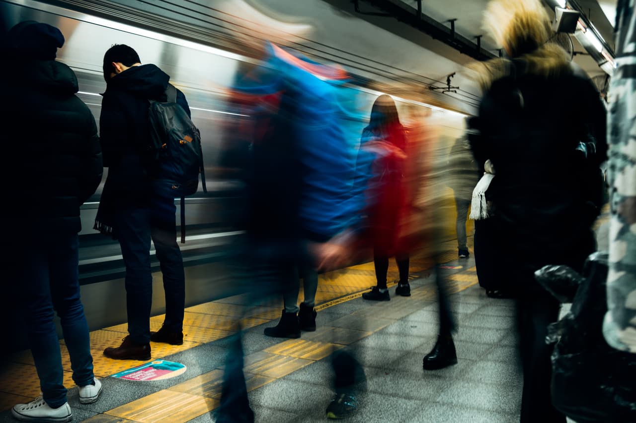 <b>Puesto 11: Buenos Aires, Argentina.</b> Aunque la semana laboral dura solo 34 horas, llegar al trabajo es un problema: se necesitan 48 minutos (uno de los viajes más largos de las más de 560 ciudades analizadas). Argentina tiene una tasa de desempleo cercana al 10% y la tasa de pobreza nacional es del 32%, ambas más altas que la mayoría de los países cuyas ciudades fueron consideradas en el estudio.