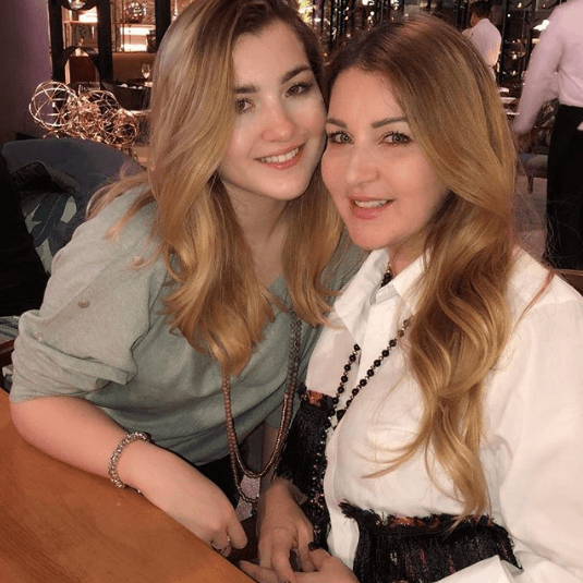 Alicia también refirió que su hija Melenie tiene un estilo parecido al de su esposo Cruz Martínez al momento de componer. "Es muy como Cruz, la escucha (la canción), le cambia y luego le viene otra inspiración y así [...]", comentó Villarreal.